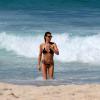 Fernanda Lima exibe boa forma em praia do Rio