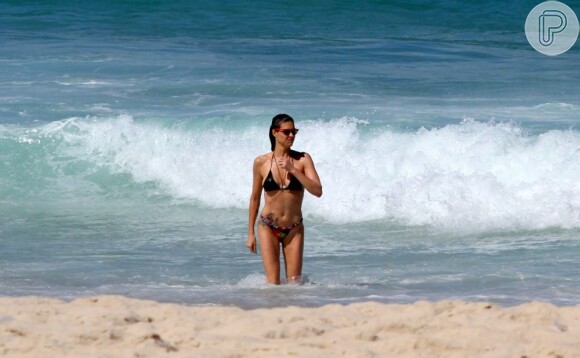 Fernanda Lima exibe boa forma em praia do Rio