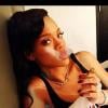 Leandra Goodridge, uma amiga de Rihanna, posta no Instagram uma foto da cantora com cigarro em uma das mãos e  iPhone na outra