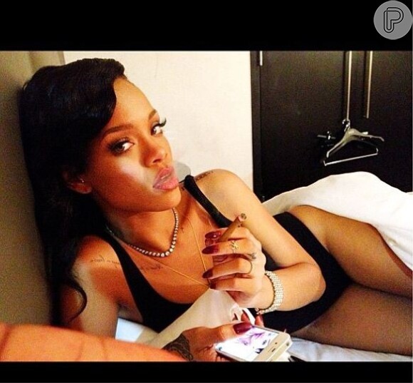Leandra Goodridge, uma amiga de Rihanna, posta no Instagram uma foto da cantora com cigarro em uma das mãos e  iPhone na outra