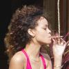 Rihanna fuma no Havaí, em 15 de janeiro de 2012