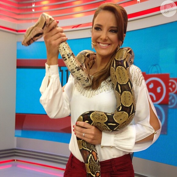 Ticiane Pinheiro grava o 'Programa da Tarde' segurando uma cobra e posta foto no Instagram, em 25 de abril de 2013
