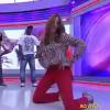 Ticiane Pinheiro fica de joelhos no chão para dançar