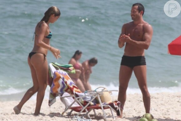 O casal de atores esbaja boa forma na praia
