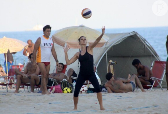 Fernanda Lima se prepara para o saque no jogo de vôlei com Rodrigo Hilbert