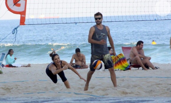 Fernanda Lima se esforça para pegar a bola ao jogar vôlei com Rodrigo Hilbert