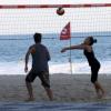 Fernanda Lima e Rodrigo Hilbert jogam vôlei na praia do Leblon, no Rio, em 27 de abril de 2013