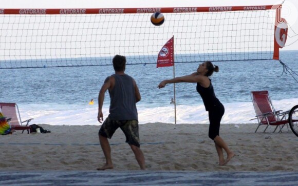 Fernanda Lima e Rodrigo Hilbert jogam vôlei na praia do Leblon, no Rio, em 27 de abril de 2013