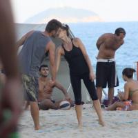 Fernanda Lima e Rodrigo Hilbert jogam vôlei e namoram na praia do Leblon, no Rio