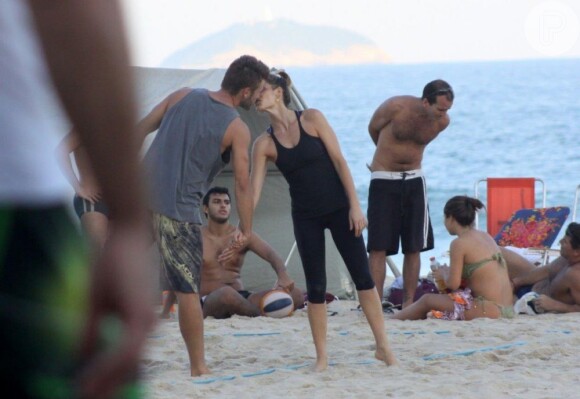 Fernanda Lima e Rodrigo Hilbert jogam vôlei e namoram na praia do Leblon, no Rio, em 27 de abril de 2013