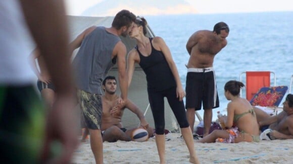 Fernanda Lima e Rodrigo Hilbert jogam vôlei e namoram na praia do Leblon, no Rio