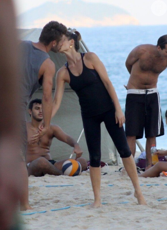 Fernanda Lima e Rodrigo Hilbert jogam vôlei na praia do Leblon, no Rio, em 27 de abril de 2013