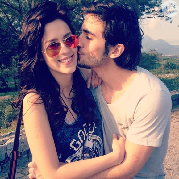 Sophia Abrahão ganha beijo do namorado, Fiuk, em 28 de abril de 2013