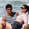 Natália (Daniela Escobar) e Juliano (Bruno Gissoni) ficam presos em uma ilha deserta, em 'Flor do Caribe'