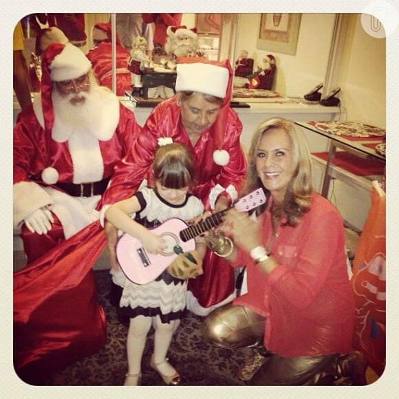 No natal, Helô Pinheiro, sogra de Justus, presenteou a neta com um violão