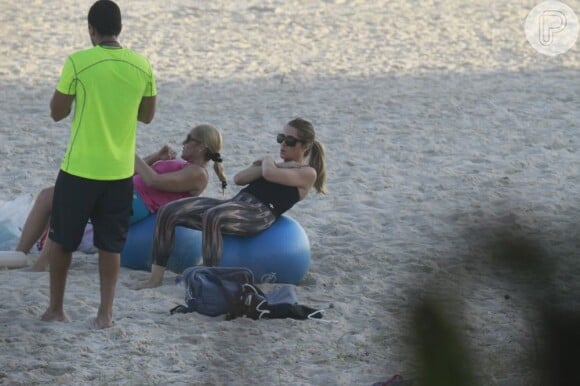 Letícia Spiller foi flagrada fazendo flexões na bola na praia da Barra da Tijuca, Zona Oeste do Rio