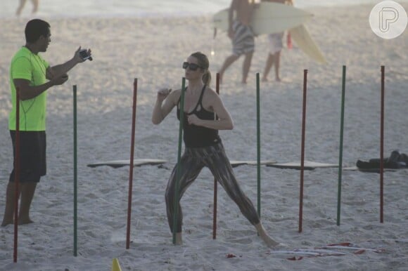 Letícia Spiller afirma sobre treino na praia: 'É mais puxado'
