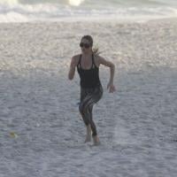Letícia Spiller aproveita folga para malhar na praia: 'É mais puxado'