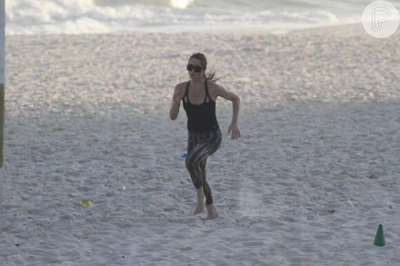 Letícia Spiller fez um treino na praia no final da tarde desta terça-feira, 30 de abril de 2013