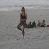Letícia faz exercício de circuito para fortalecer a musculatura das pernas em praia do Rio