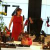 A atriz Drica Moraes recebeu a ajuda de uma atendente para escolher o que ia comprar