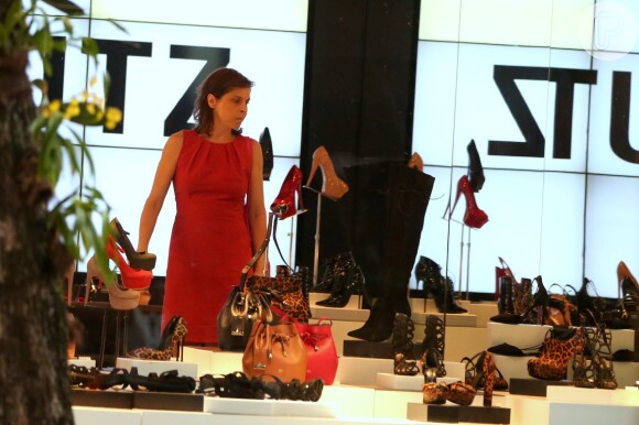 A atriz Drica Moraes recebeu a ajuda de uma atendente para escolher o que ia comprar