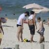 Murilo Benício levou os dois filhos à praia no feriado do Dia do Trabalho