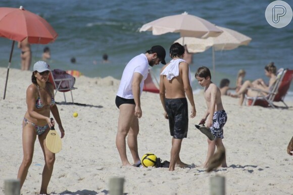 Murilo Benício levou os dois filhos à praia no feriado do Dia do Trabalho