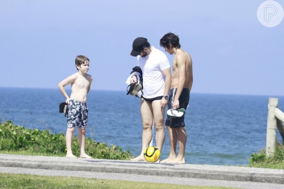 Murilo Benício levou os dois filhos à praia no feriado do Dia do Trabalho