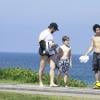 Murilo Benício levou os dois filhos à praia no feriado do Dia do Trabalho