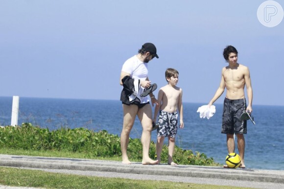 Murilo Benício levou os dois filhos à praia no feriado do Dia do Trabalho