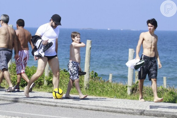 Murilo Benício levou os dois filhos à praia no feriado do Dia do Trabalho