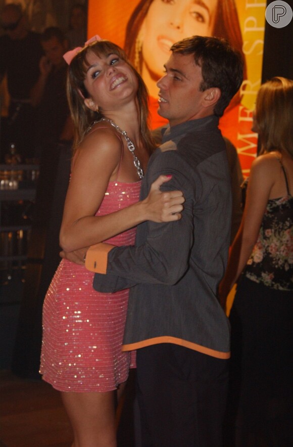 Despois de Dado Dolabella, Deborah Secco tem uma breve relacionamento com Marcelo Faria, em 2003, durante as gravações da novela 'Celebridade'