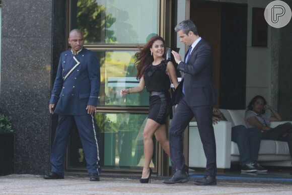 Felizes, eles interpretam Rosângela (Paloma Bernardi) e Haroldo (Otaviano Costa) saindo de um hotel na Barra da Tijuca