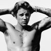 Justin Bieber é mais um famoso a posar só de toalha para a lente de Mario Testino. O fotógrafo divulgou a foto sensual do cantor nesta segunda-feira, 23 de março de 2015