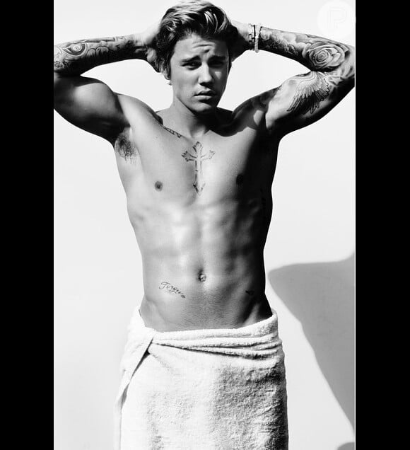 Justin Bieber é mais um famoso a posar só de toalha para a lente de Mario Testino. O fotógrafo divulgou a foto sensual do cantor nesta segunda-feira, 23 de março de 2015