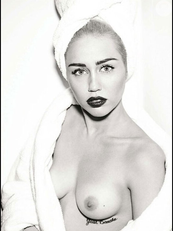 Ousada mesmo foi Miley Cyrus, que deixou um seio à mostra no ensaio 'Towel Series', de Mario Testino