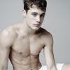 O projeto 'Towel Series' de Mario Testino também conta com a beleza do modelo Steven Chevrin