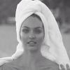 A angel da grife Victoria's Secret, Candice Swanepoel, posou sexy para Mario Testino, no projeto 'Towel Series'