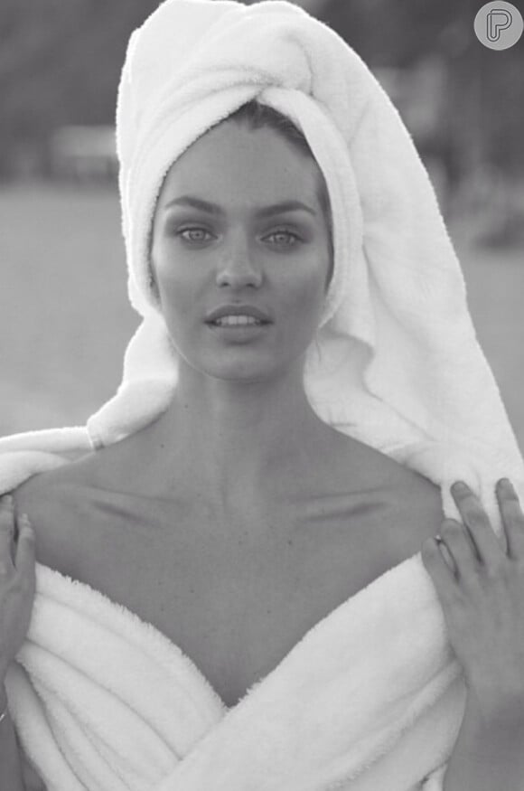 A angel da grife Victoria's Secret, Candice Swanepoel, posou sexy para Mario Testino, no projeto 'Towel Series'