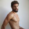 Cauã Reymond fez sucesso no Instagram ao aparecer só de toalha para Mario Testino no trabalho intitulado  'Towel Series'