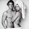 O casal Cody Simpson e Gigi HadidMario, também posaram só de toalha para a série 'Towel Series'