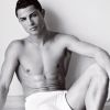 Cristiano Ronaldo mostrou a boa forma só de toalha para o projeto 'Towel Series', de Mario Testino