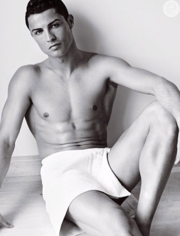 Cristiano Ronaldo mostrou a boa forma só de toalha para o projeto 'Towel Series', de Mario Testino