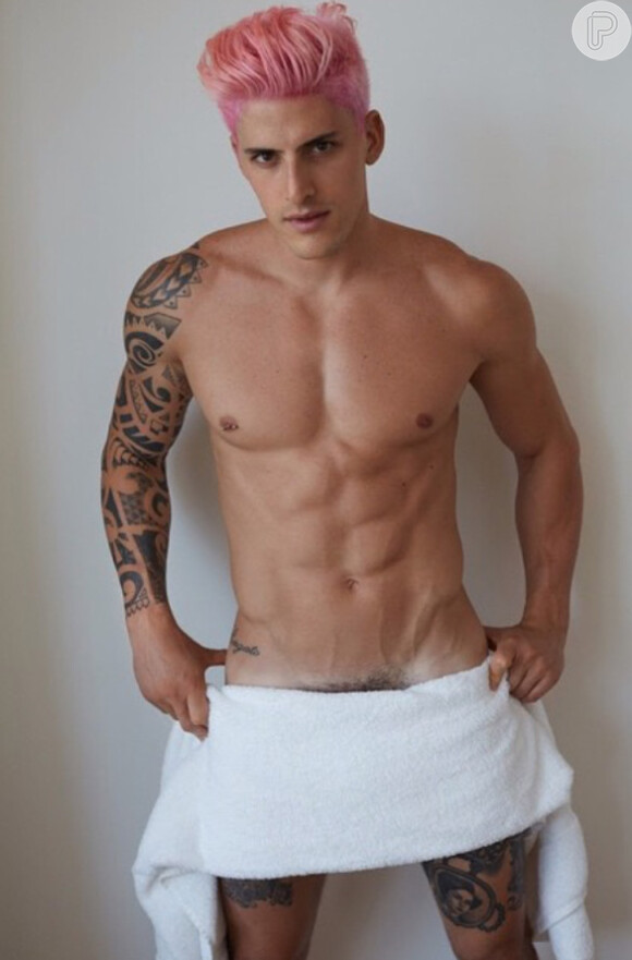 Mario Testino fotografou o modelo brasileiro Danilo Bor para o seu projeto ousado chamado 'Towel Series'