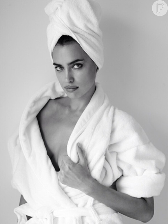 A ex-namorada de Cristiano Ronaldo, Irina Shaik, também não ficou de fora do projeto 'Towel Series'