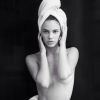 Laura Neiva posou de topless e com duas toalhas para o fotógrafo Mario Testino no projeto 'Towel Series'