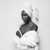 A modelo internacional Naomi Campbell mostrou elegância ao posar de toalha para Mario Testino, em seu projeto intitulado 'Towel Series'