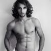 O modelo brasileiro Pablo Morais exibiu o corpo definido para a lente de Mario Testino