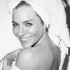 Sierra Miller mostrou o sorrisão ao posar para o ensaio 'Towel Series', de Mario Testino